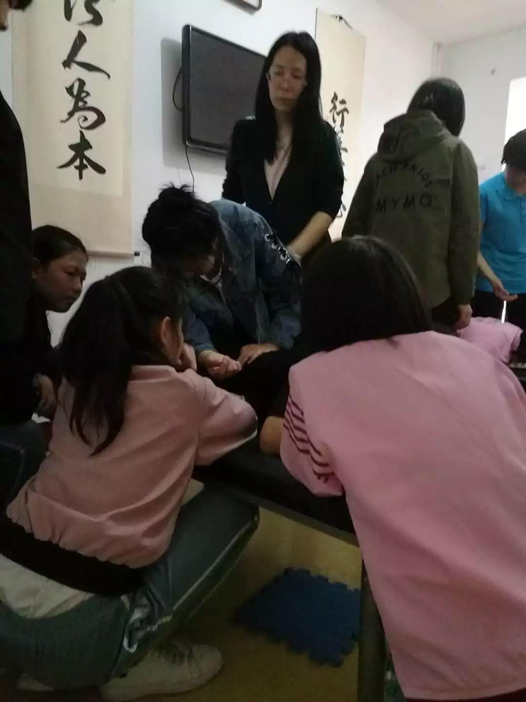 太原卫校学生认真学习原始点疗法